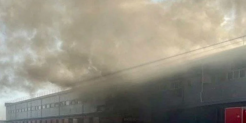 Пожежа на логістичному терміналі Нової пошти у Дніпровському районі Дніпра після російського удару 30 липня
