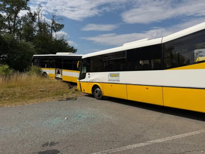 Місце зіткнення двох рейсових автобусів із мобільним медичним наметом і рятувальними службами біля села Олексовіце у Чехії