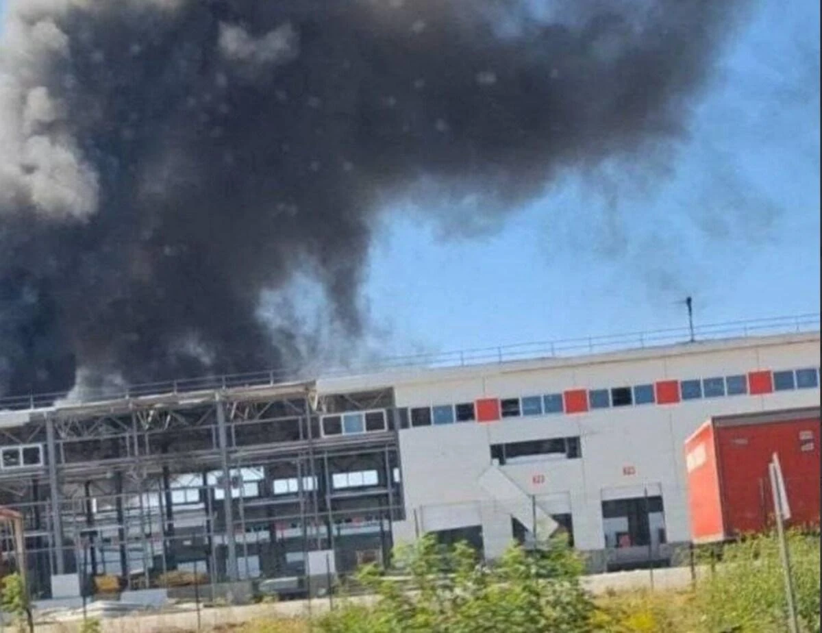 Наслідки пожежі на території поштового терміналу: вантажні автомобілі, контейнери та обладнання (ілюстративне фото, ДСНС).
