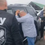 Правоохоронці під час затримання посередника у справі екснардепа