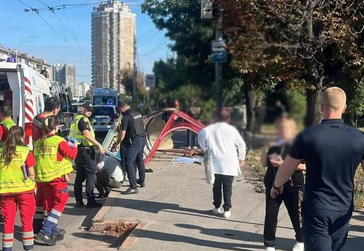 Ранкова ДТП у Києві: Volkswagen влетів у зупинку, двоє загиблих