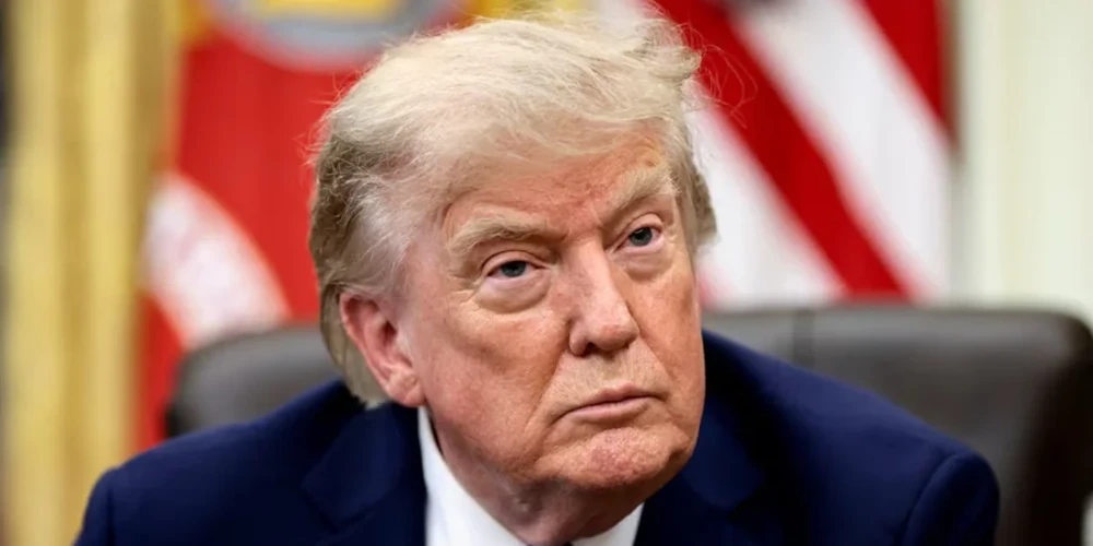 Дональд Трамп на тлі Ормузької протоки та карти Близького Сходу