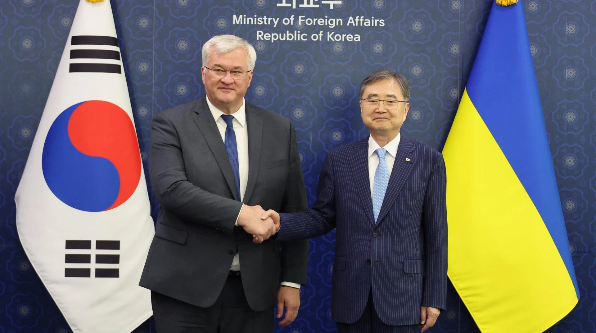 Прапор Південної Кореї та будівля МЗС у Сеулі