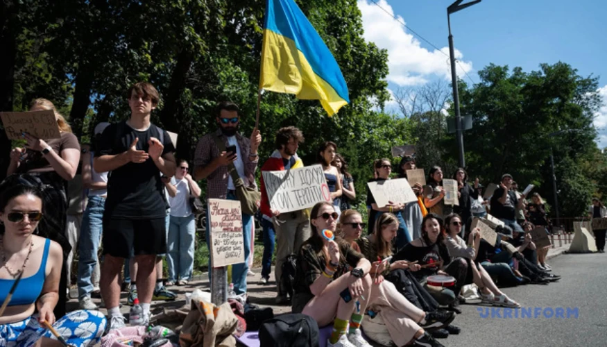 Мітингувальники біля Верховної Ради з плакатами проти призначення Хмари та за повернення Федорова