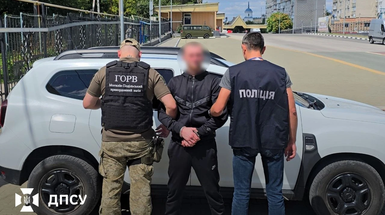 Автомобільний пункт пропуску «Могилів-Подільський» під час передачі екстрадованого підозрюваного