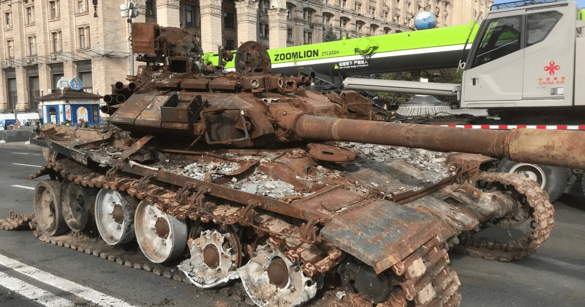 Ілюстративне фото знищеної російської техніки — танк Т-90А, наданий Національним військово-історичним музеєм України