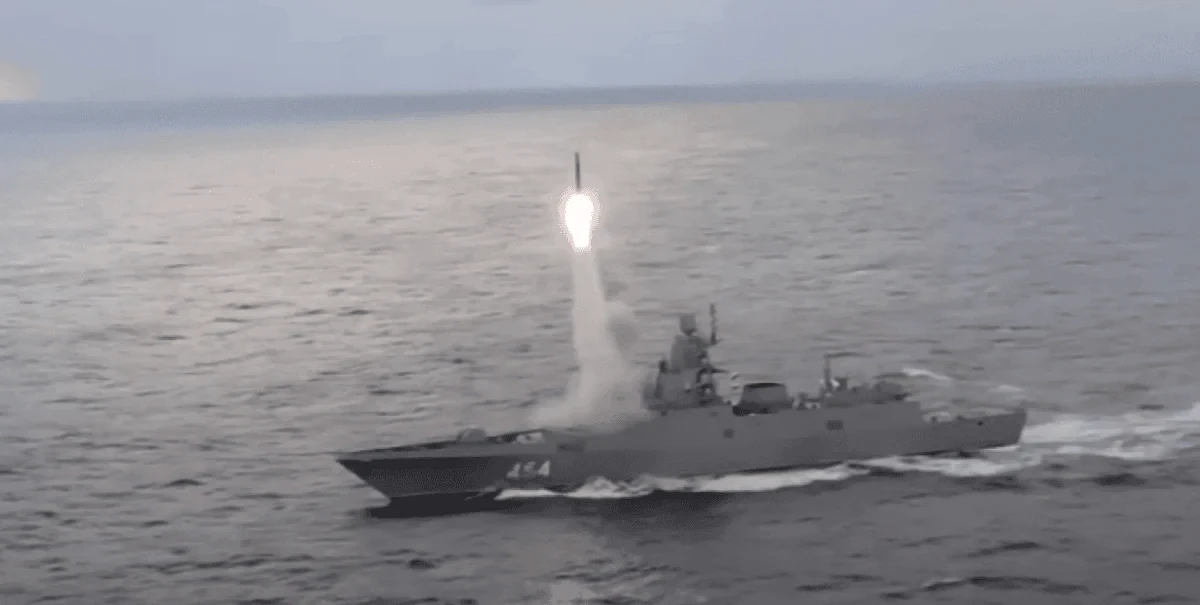 Російський атомний підводний човен під час пусків ракет поблизу Південних Курильських островів