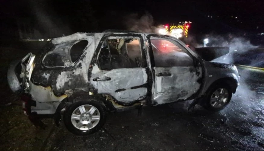 Цивільний автомобіль, пошкоджений унаслідок влучання безпілотника, із ознаками загоряння на місці події у Сумах.