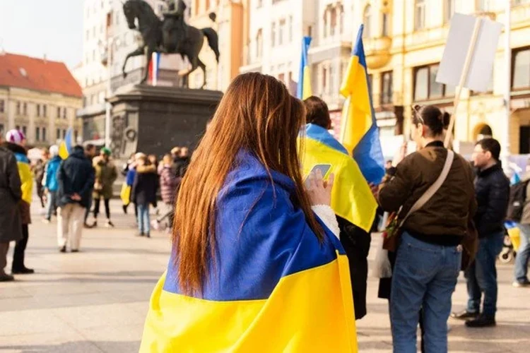 Український синьо-жовтий державний прапор як головний символ свята
