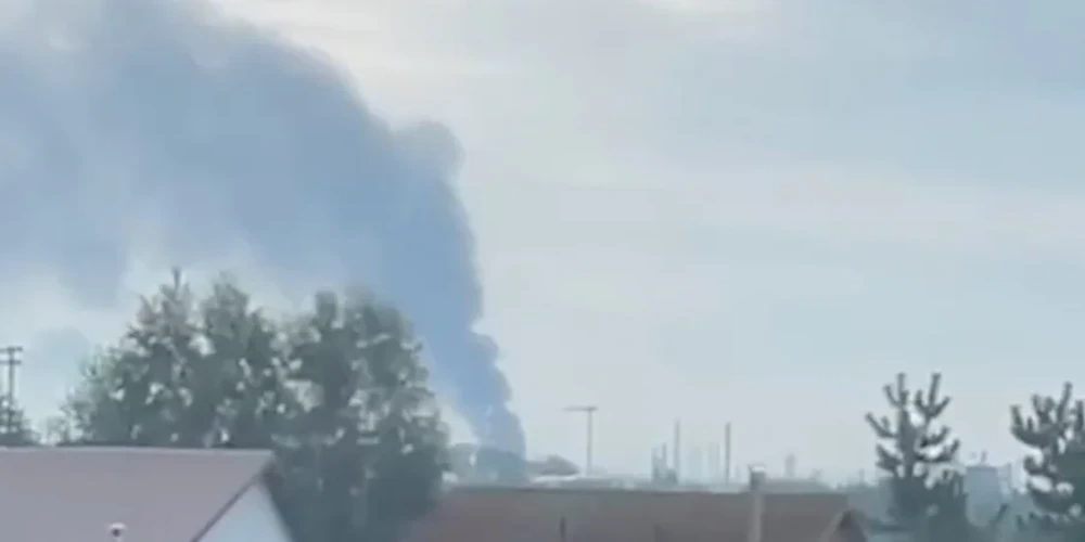 Дрони атакують НПЗ Лукойла у Пермі, над заводом видно стовп диму