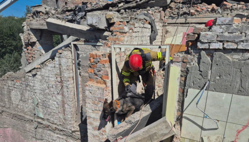 Рятувальники біля зруйнованого будинку на вулиці Патона у Львові після ракетного удару 30 липня