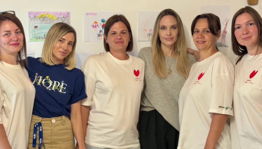 Що побачила Анджеліна Джолі в Україні: підземні школи Харкова й жінки полонених у Карпатах