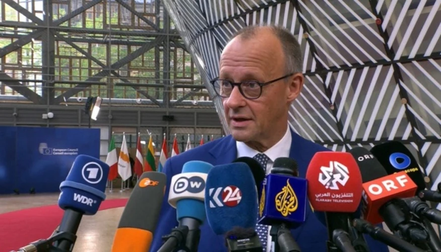 Мерц у четвер у Брюсселі заявив, що долю заморожених активів РФ мають вирішувати європейці